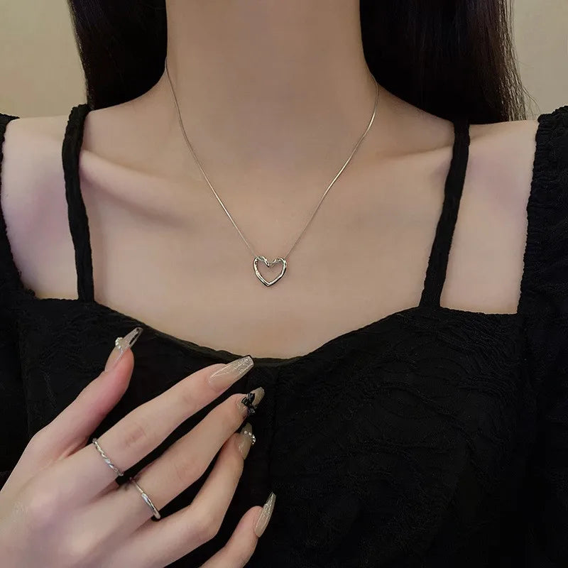 Fashion Jewelry Tainless Steel Twist Hollow Heart Pendant Necklace for Women Spicy Girls Simple Clavicle Chain Jewelry Gift