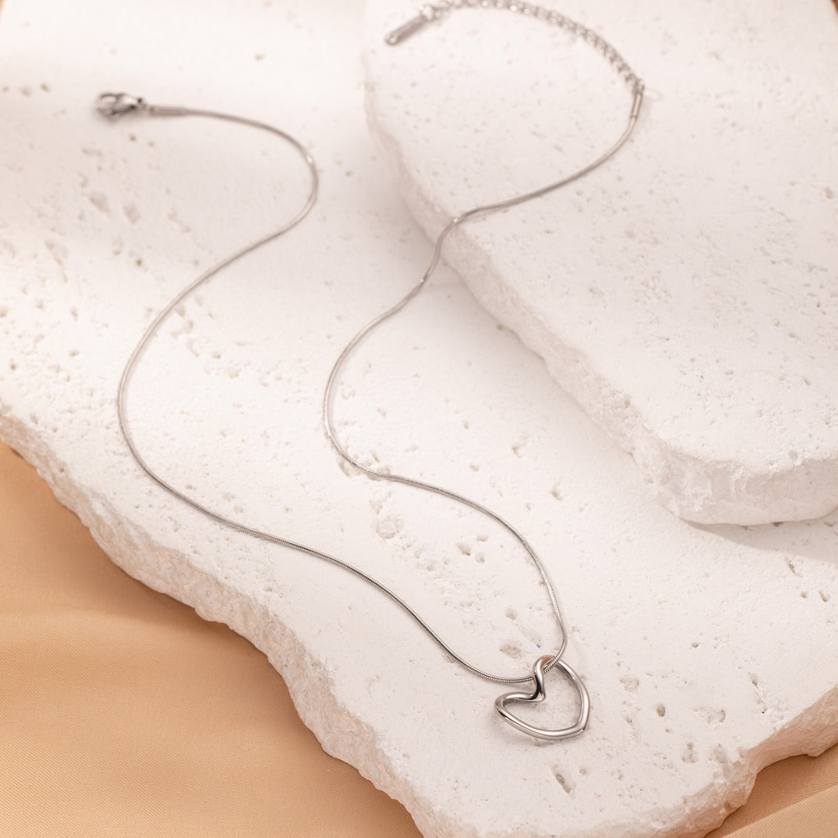 Fashion Jewelry Tainless Steel Twist Hollow Heart Pendant Necklace for Women Spicy Girls Simple Clavicle Chain Jewelry Gift
