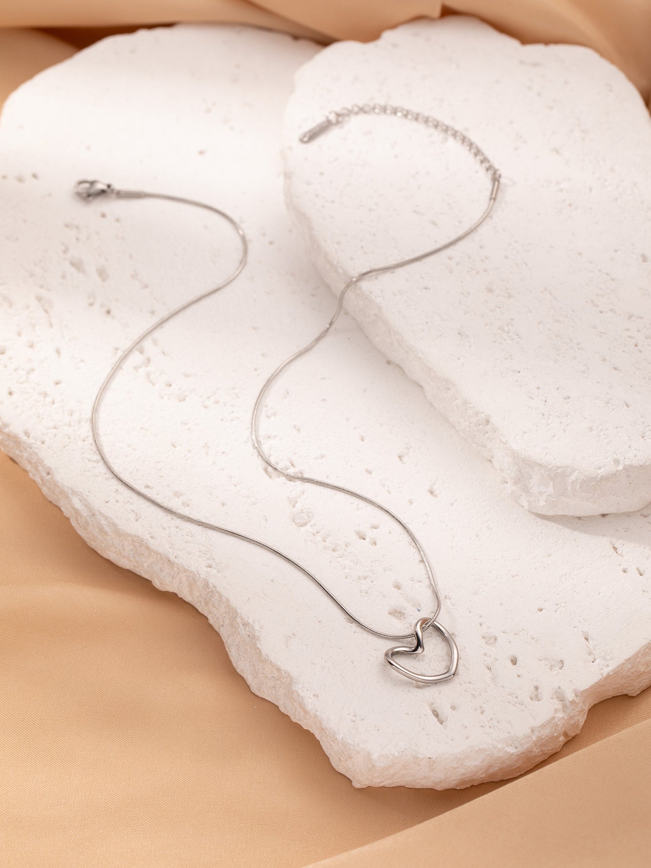 Fashion Jewelry Tainless Steel Twist Hollow Heart Pendant Necklace for Women Spicy Girls Simple Clavicle Chain Jewelry Gift