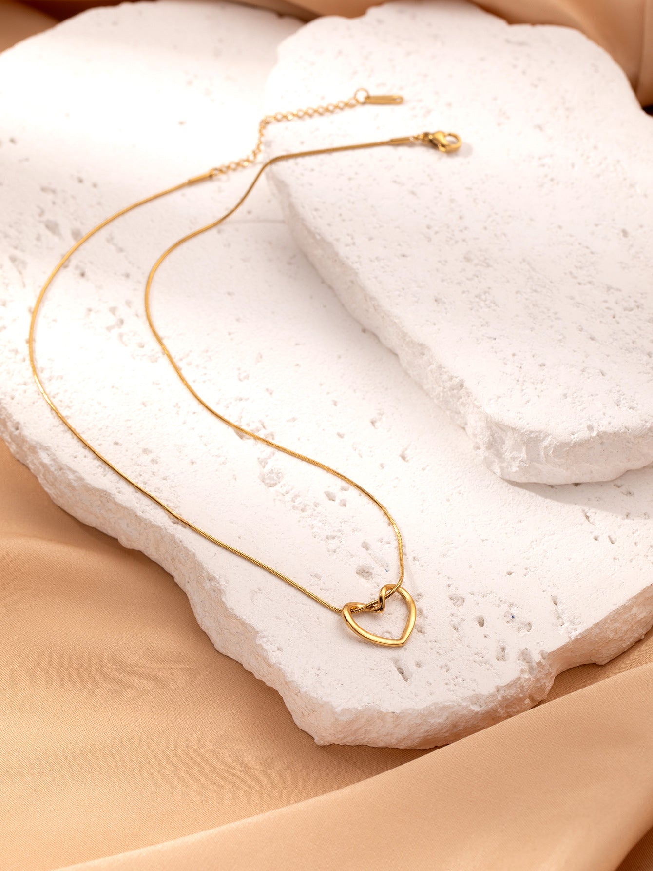 Fashion Jewelry Tainless Steel Twist Hollow Heart Pendant Necklace for Women Spicy Girls Simple Clavicle Chain Jewelry Gift